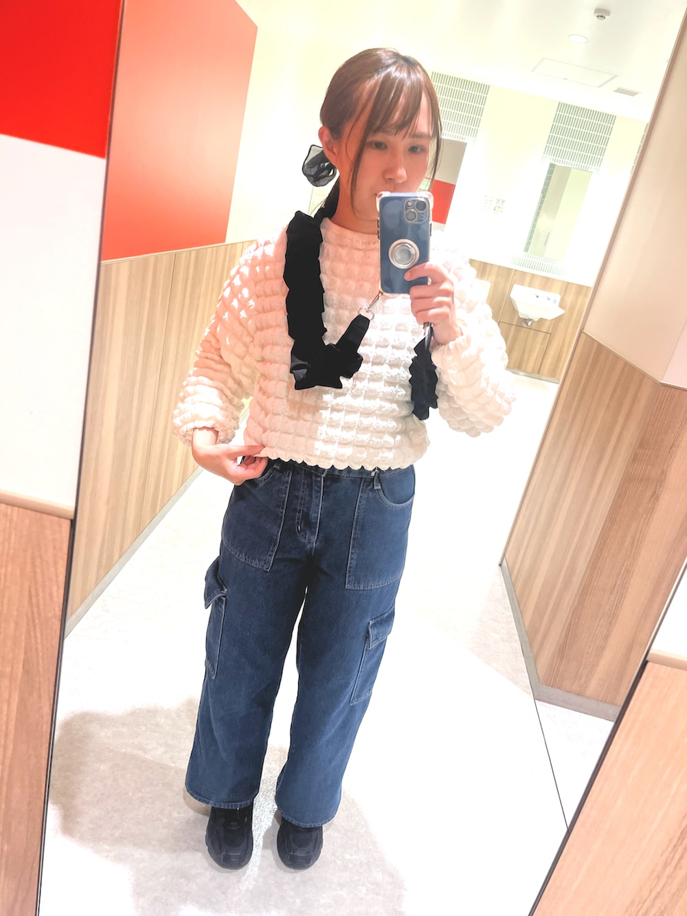 ホワイト系のシャツ/ブラウス、ブルー系のデニムパンツ、ブラック系のスニーカーを着用したレディースの春コーディネートの2枚目の写真