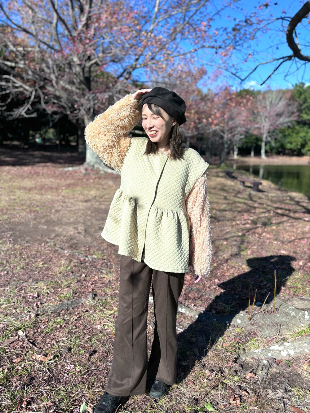 ブラウン系のパンツ、ベージュ系のジャケット/アウター、ベージュ系のニット/セーターを着用したレディースの秋コーディネートの2枚目の写真