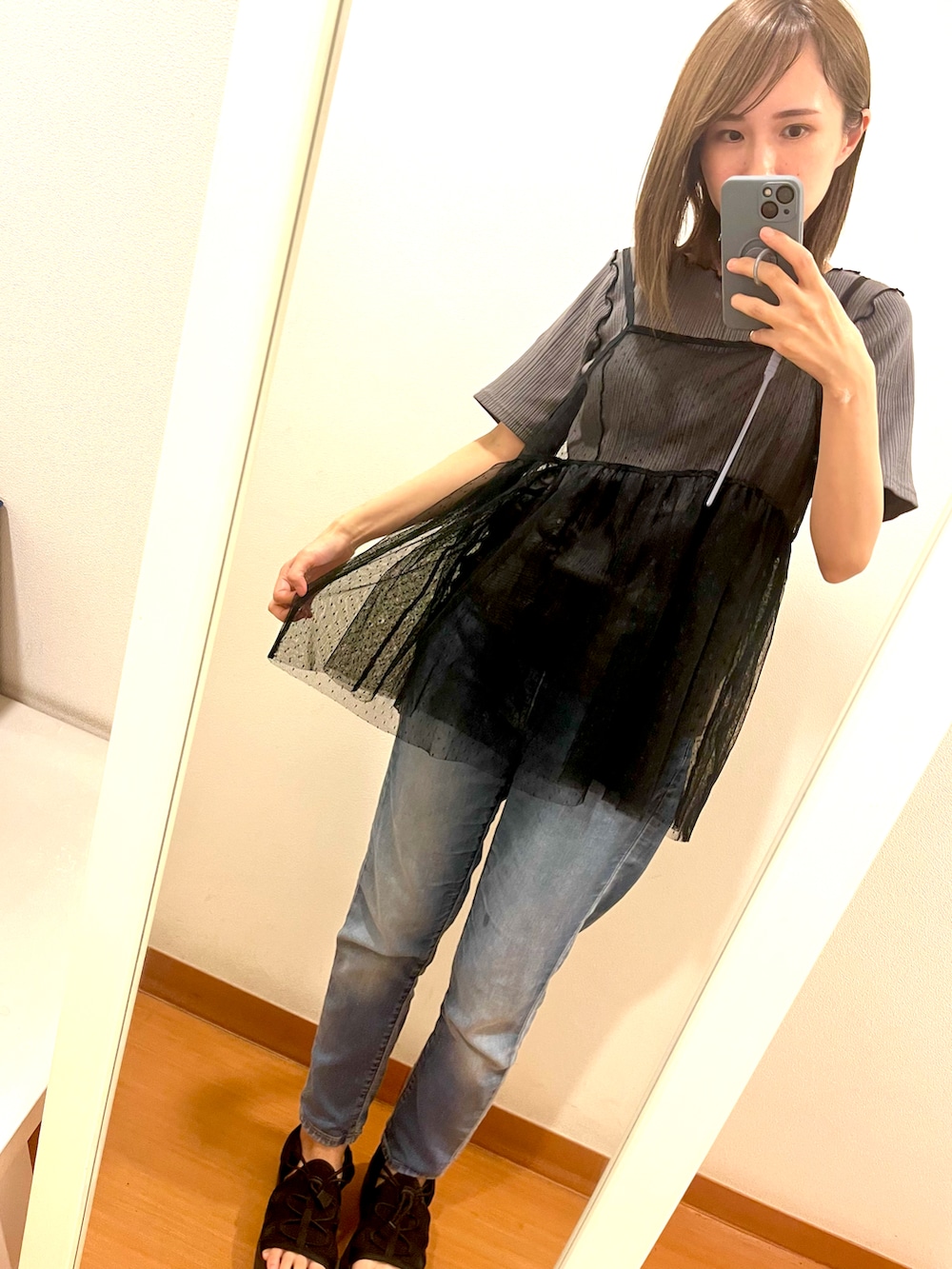 「ママファッション、大人カジュアル、ビスチェ、重ね着、スキニーデニム、プチプラ、秋服準備はじめました、サンダル、休日スタイル、初秋コーデ、ラクチンコーデ、オトナ女子、シンプルコーデ、おでかけコーデ、デニムパンツ」｜「しまむらのアイテム（チューブトップ、ブラック系）」を使った、りなっぷ🌼さん（レディース・152cm）の夏コーディネートの2枚目の写真