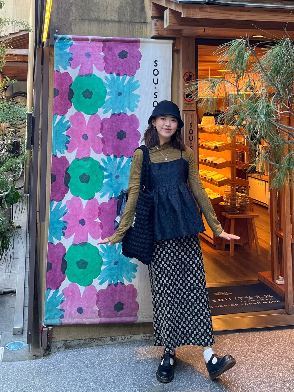 「Dr. MartensのDr.Martens R14852001 POLLEY BL（ドレスシューズ、ブラック系）」を使った、018さん（レディース・157cm）の秋コーディネートの2枚目の写真