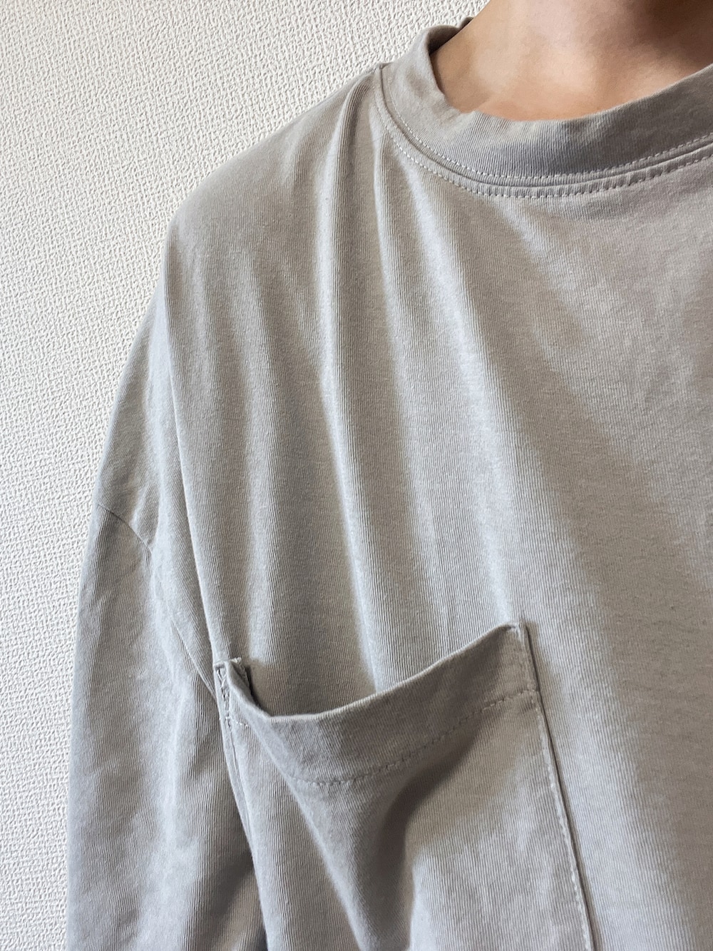 シルバー系のシャツ/ブラウス、ブラック系のその他パンツ、ブルー系のニットキャップ/ビーニーを着用したレディースの夏コーディネートの2枚目の写真