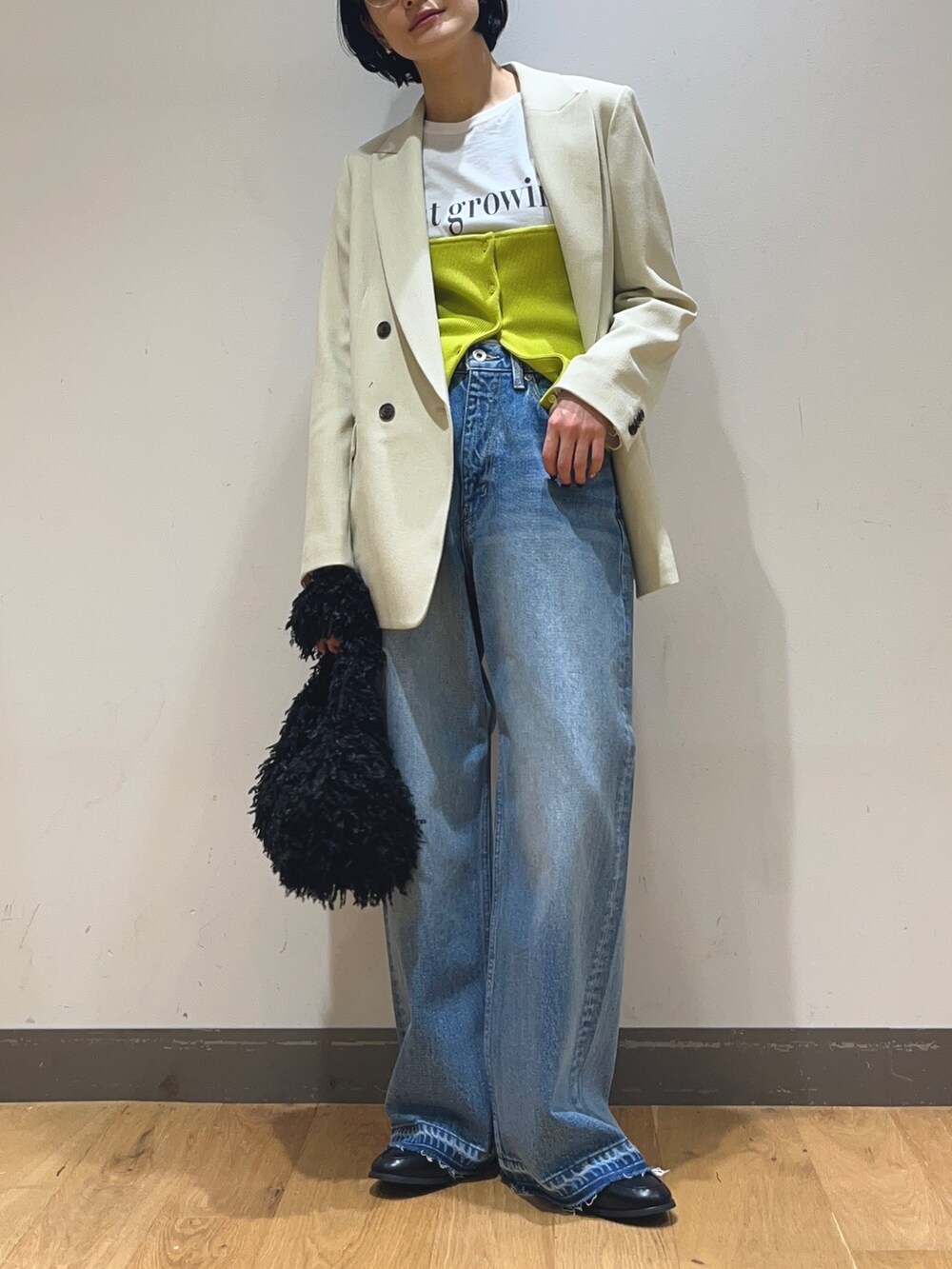 「ローファー、シンプルコーデ、オトナカジュアル、おでかけコーデ、骨格ナチュラル」|「URBAN RESEARCHのロゴロングスリーブTシャツ(Tシャツ/カットソー、ホワイト系)」を使った、ミヤベさん(レディース・158cm)の冬コーディネートの2枚目の写真