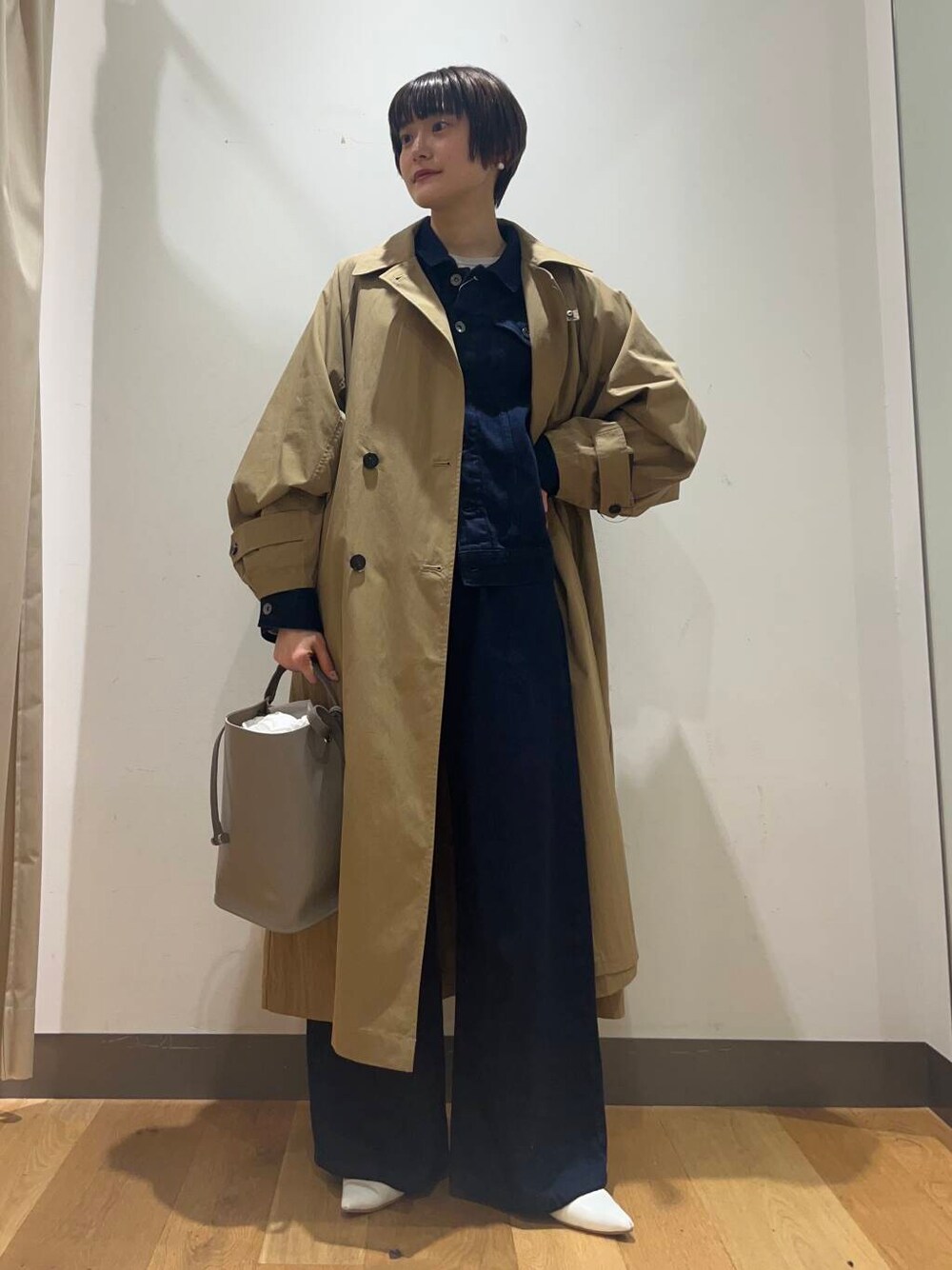 「デニム、ジャケット、カジュアル、アウター、カジュアルコーデ、レイヤード、パンツ、ベーシック、ブルベ夏、骨格ナチュラル、ナチュラル×ブルベ夏、シューズサイズ22.5〜23cm、私の推しデニムスタイル」｜「URBAN RESEARCH DOORSのDenim Tuck Wide Pants（デニムパンツ、ブルー系）」を使った、ミヤベさん（レディース・157cm）の冬コーディネートの4枚目の写真