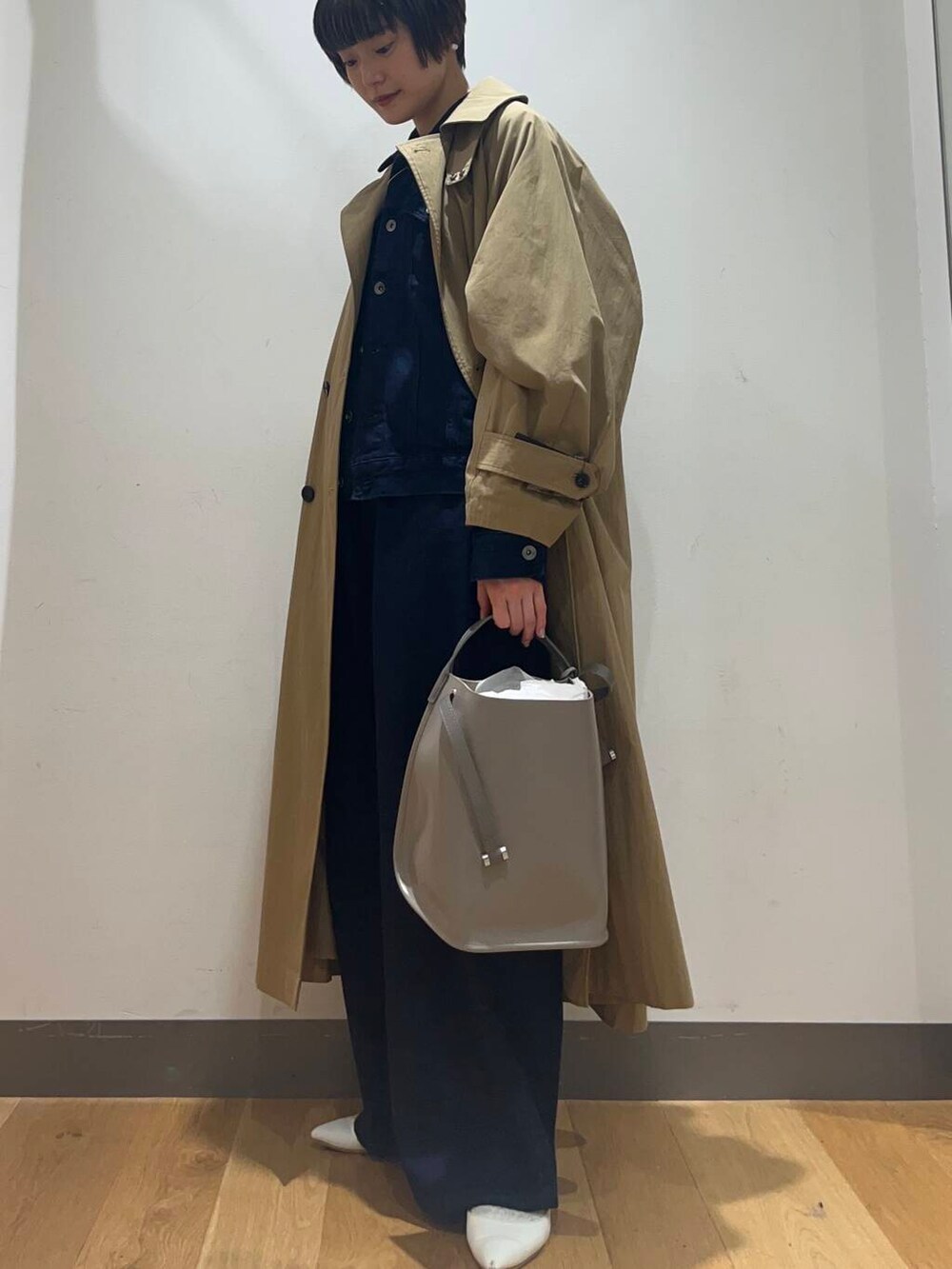 「デニム、ジャケット、カジュアル、アウター、カジュアルコーデ、レイヤード、パンツ、ベーシック、ブルベ夏、骨格ナチュラル、ナチュラル×ブルベ夏、シューズサイズ22.5〜23cm、私の推しデニムスタイル」｜「URBAN RESEARCH DOORSのDenim Tuck Wide Pants（デニムパンツ、ブルー系）」を使った、ミヤベさん（レディース・157cm）の冬コーディネートの2枚目の写真