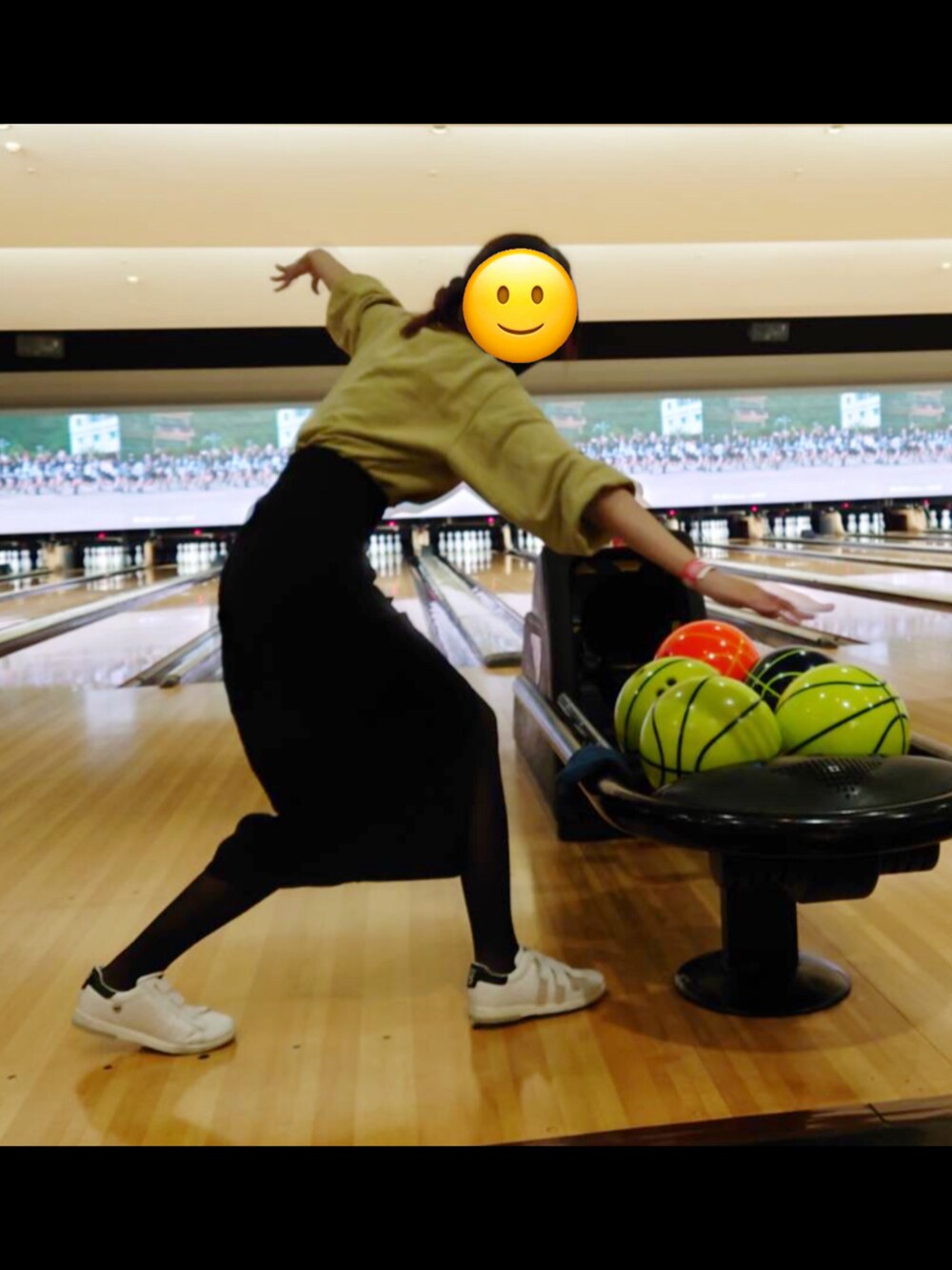 グリーン系のスウェット、ブラック系のスカート、ブラック系のブーツを着用したレディースの冬コーディネートの3枚目の写真