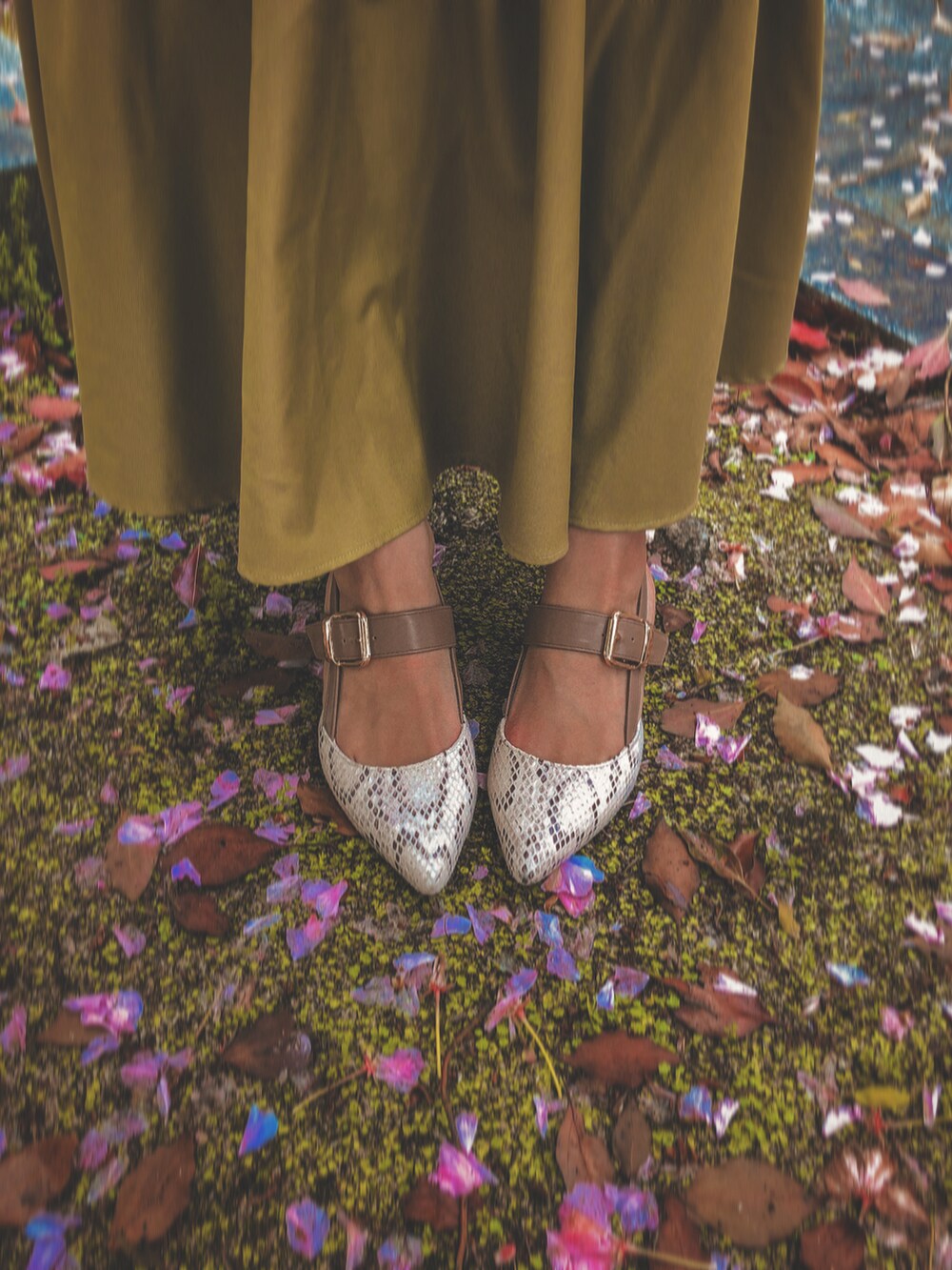 ベージュ系のジャケット/アウター、グリーン系のスカート、ホワイト系のキャミソールを着用したレディースの春コーディネートの2枚目の写真