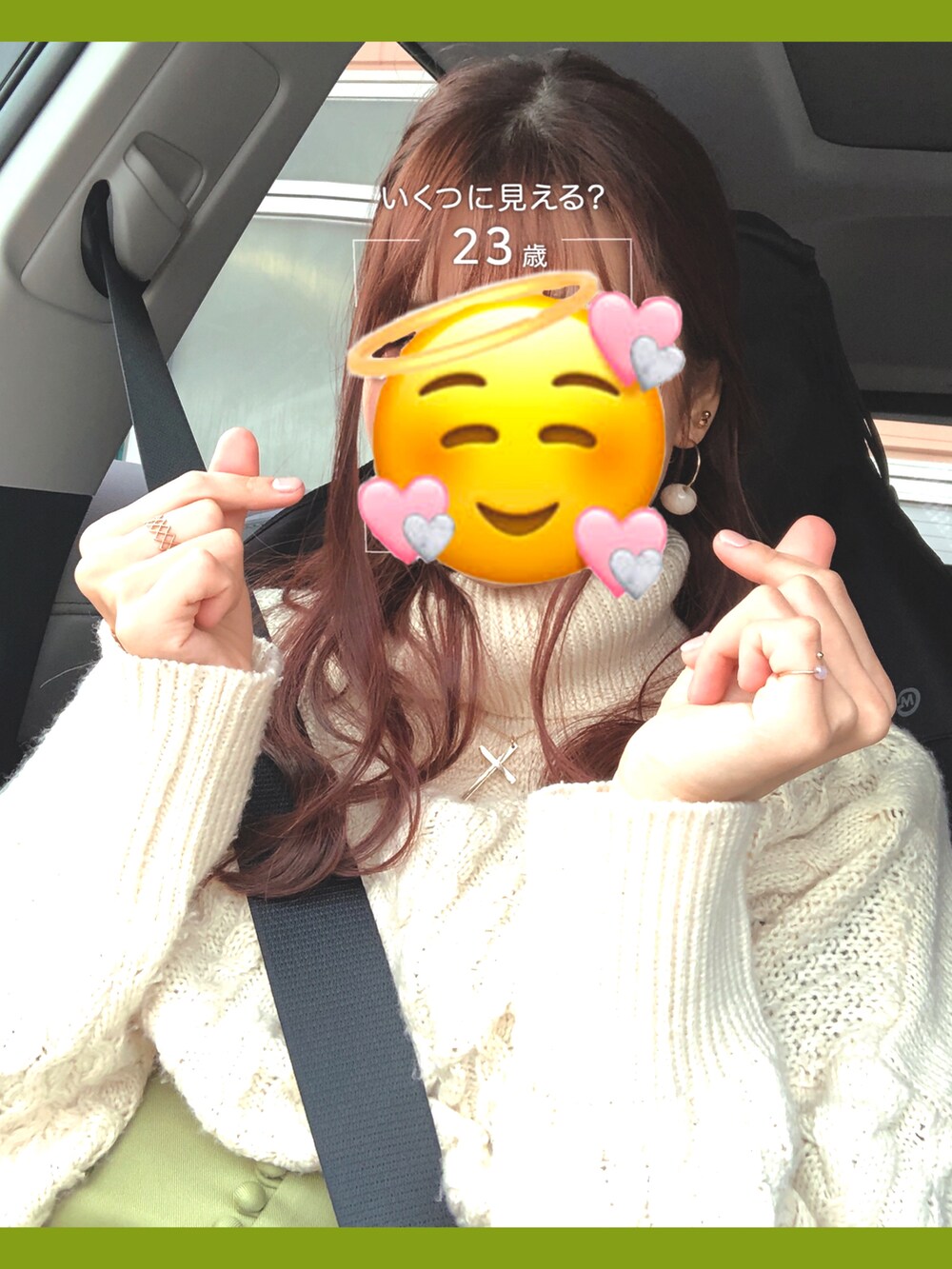 グリーン系のスカート、ホワイト系のニット/セーター、ブラック系のブーツを着用したレディースの冬コーディネートの3枚目の写真