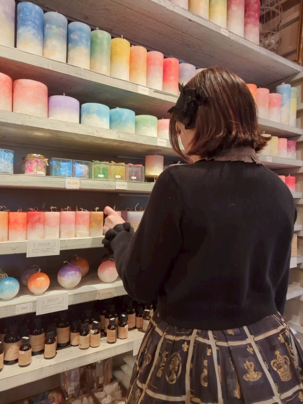 その他のスカート、ブラック系のカーディガン/ボレロ、ブラウン系のシャツ/ブラウスを着用したレディースの春コーディネートの3枚目の写真