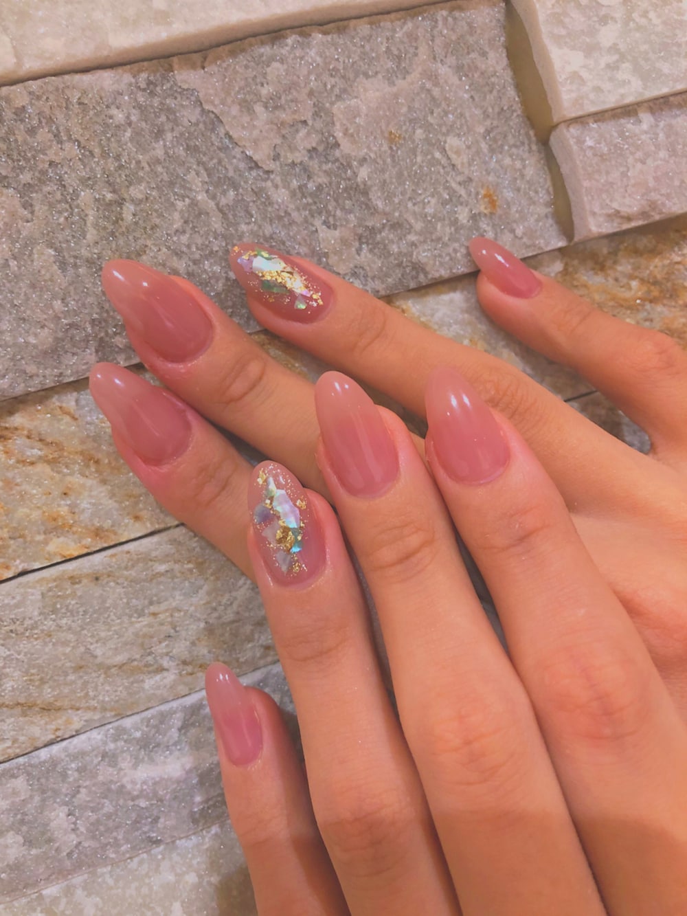 ベージュ系のブーツ、ブラウン系のスカート、ブラウン系のニット/セーターを着用したレディースの冬コーディネートの2枚目の写真