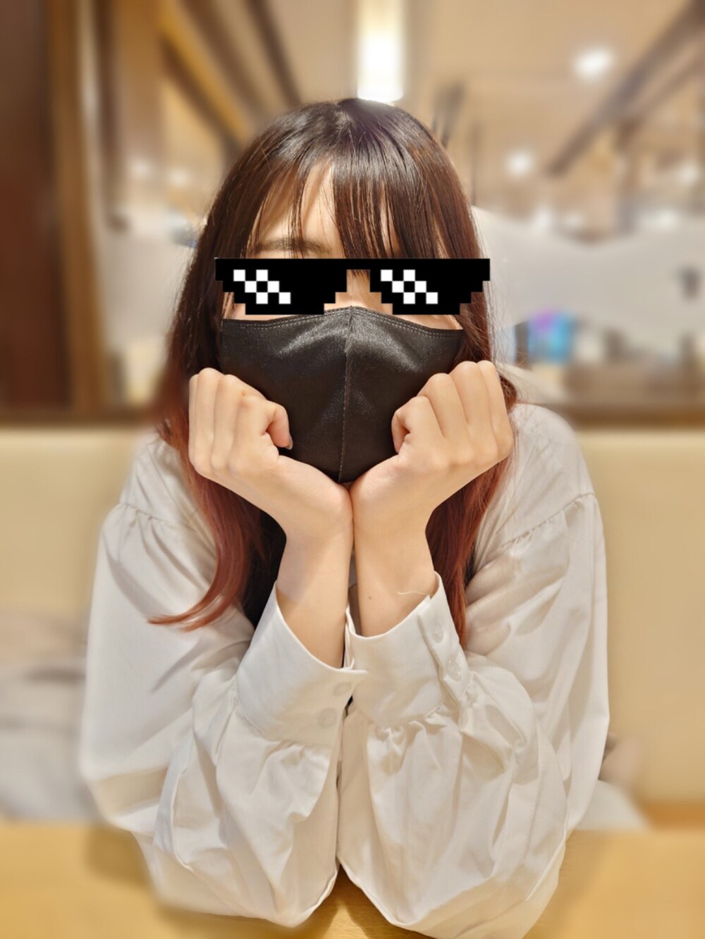 ホワイト系のワンピース/ドレス、ベージュ系のブーツ、グレー系のその他アウターを着用したレディースの春コーディネートの2枚目の写真