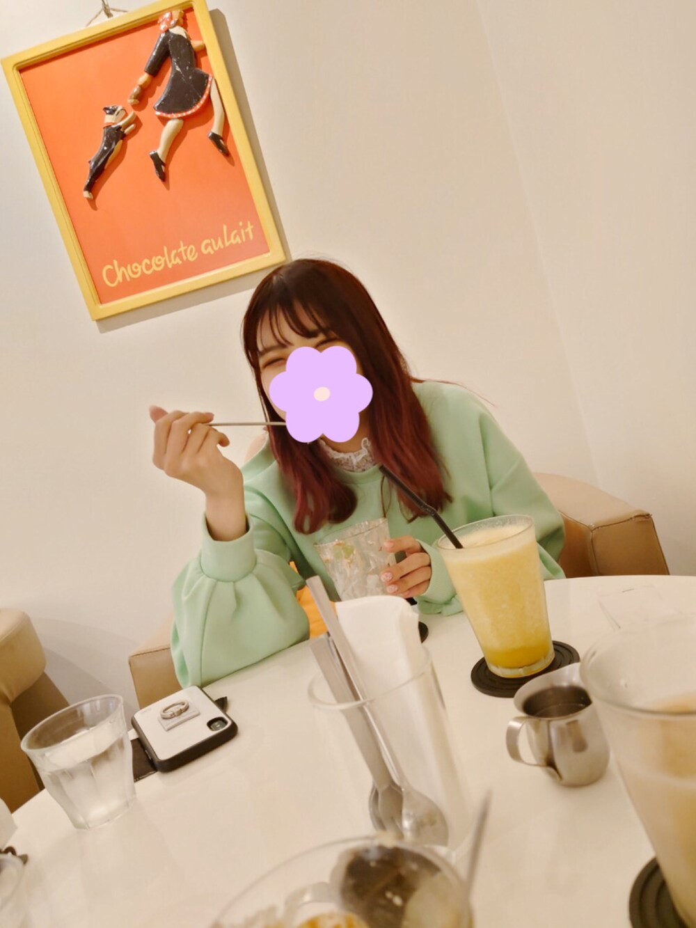 グリーン系のTシャツ/カットソー、ブラック系のスカート、ブラック系のブーツを着用したレディースの春コーディネートの2枚目の写真