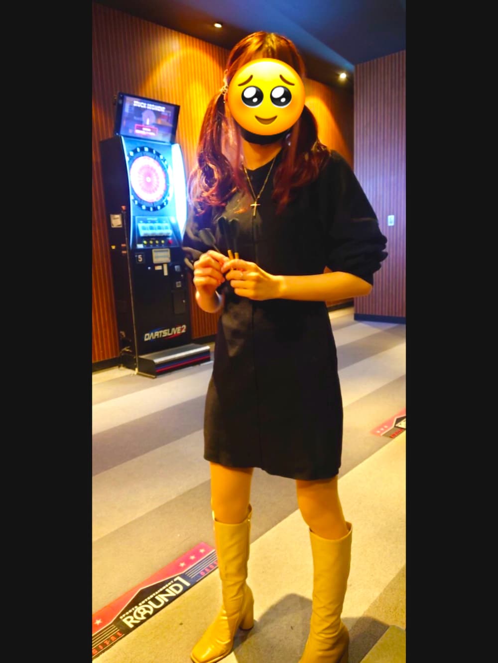 ブラック系のダウンジャケット/コート、ブラック系のワンピース、ベージュ系のブーツを着用したレディースの冬コーディネートの3枚目の写真