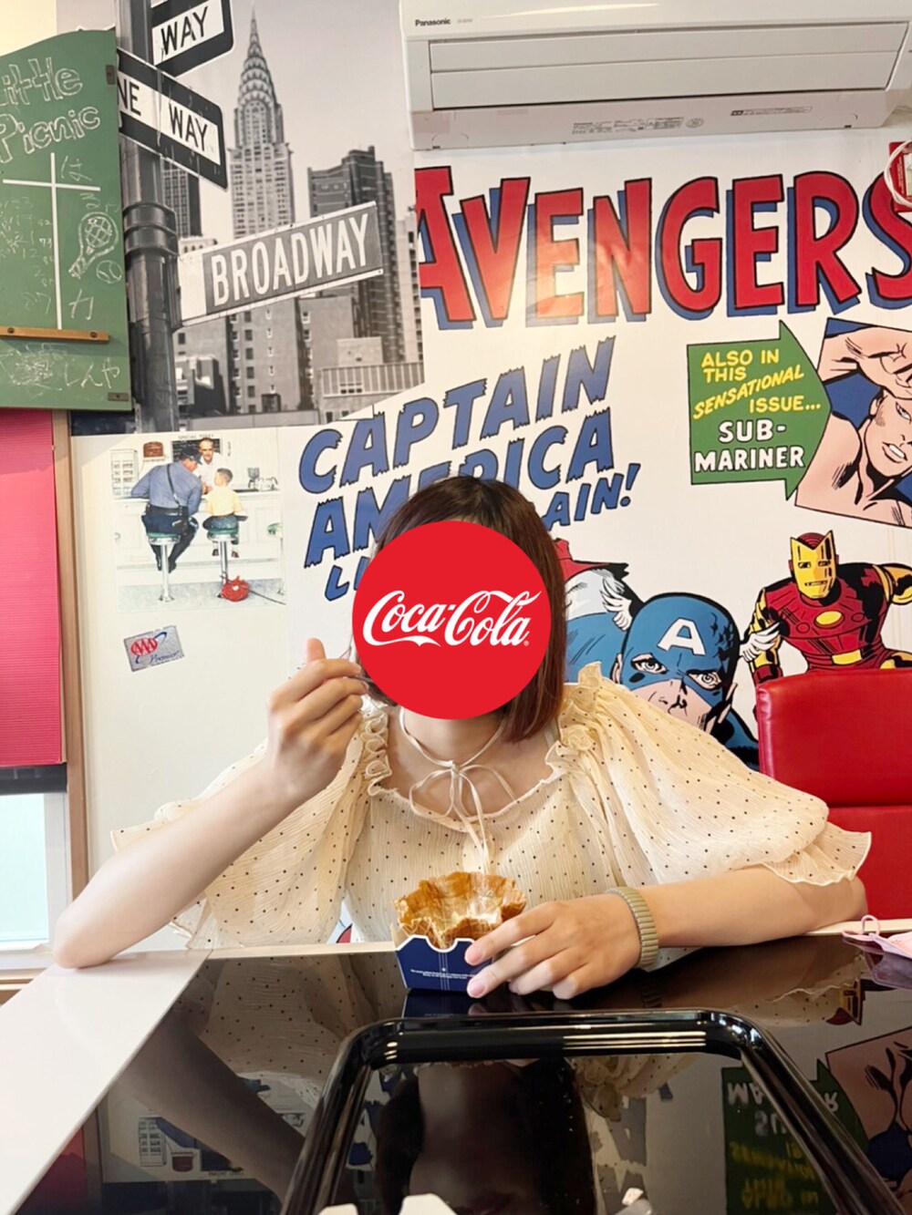 その他のTシャツ/カットソー、ブルー系のデニムパンツ、オレンジ系のトートバッグを着用したレディースの秋コーディネートの2枚目の写真