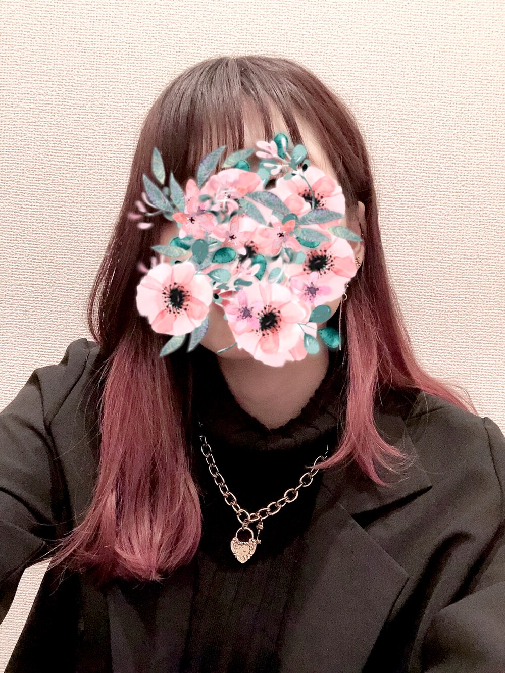 ブラック系のテーラードジャケット、ブラック系のニット/セーター、ブラック系のその他パンツを着用したレディースの春コーディネートの3枚目の写真