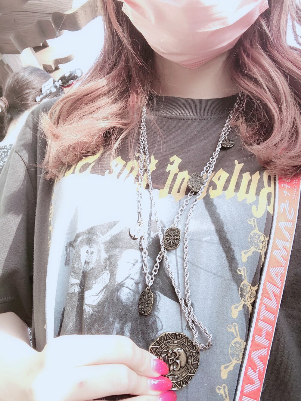 ブラック系のTシャツ/カットソー、ブルー系のデニムパンツを着用したレディースの夏コーディネートの2枚目の写真
