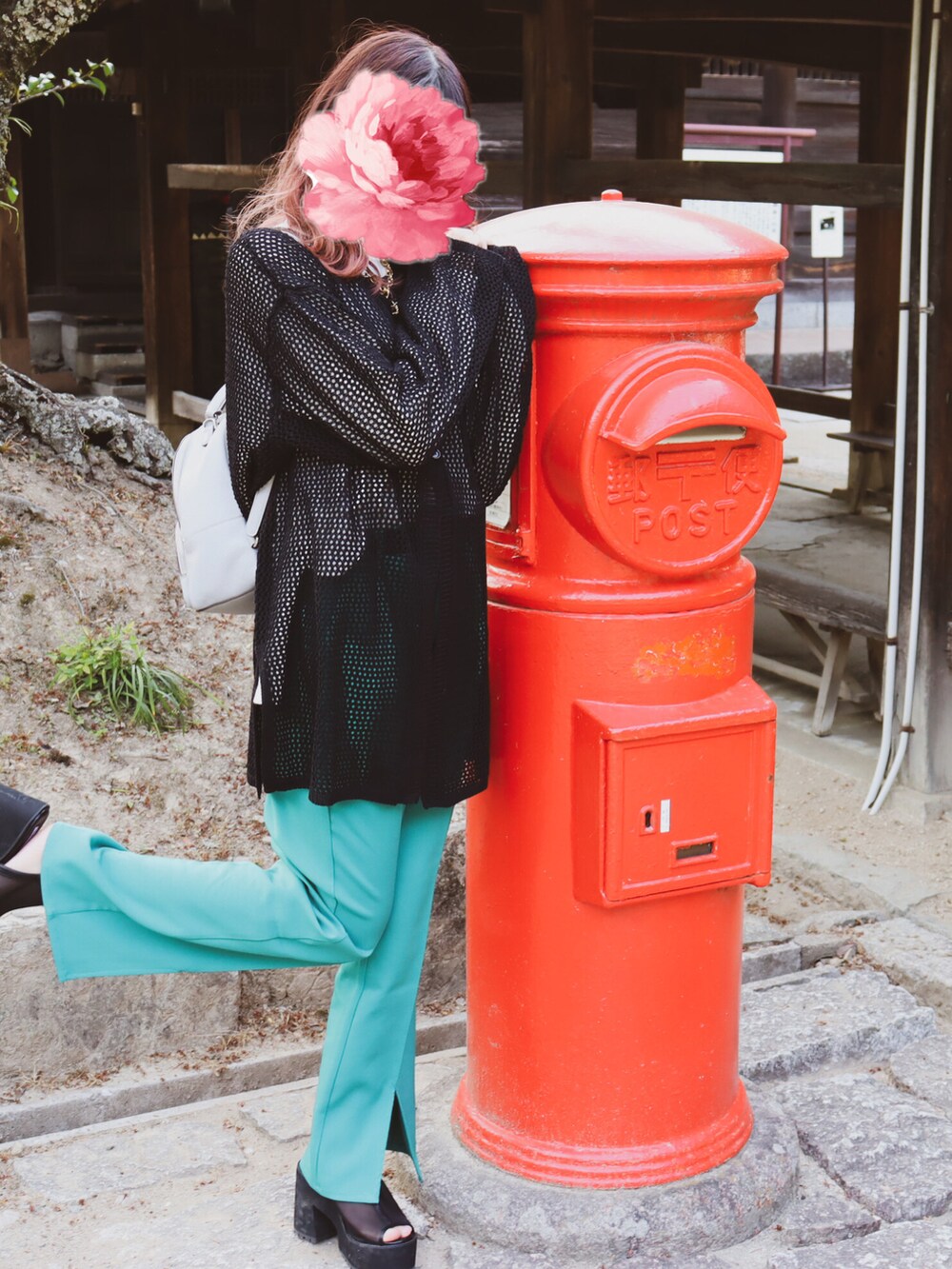 ブラック系のカーディガン/ボレロ、グレー系のバックパック/リュック、グリーン系のスラックスを着用したレディースの春コーディネートの2枚目の写真