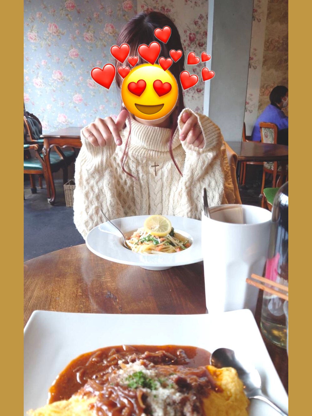 グリーン系のスカート、ホワイト系のニット/セーター、ブラック系のブーツを着用したレディースの冬コーディネートの4枚目の写真