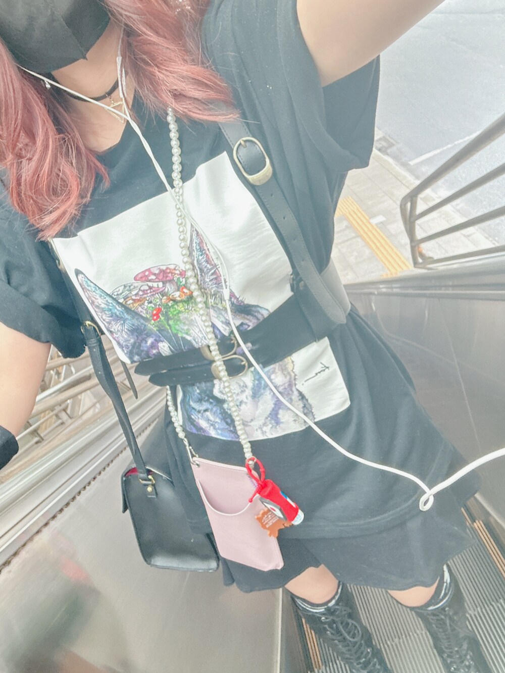ブラック系のTシャツ/カットソー、ブラック系のブーツ、ブラック系のハットを着用したレディースの夏コーディネートの2枚目の写真