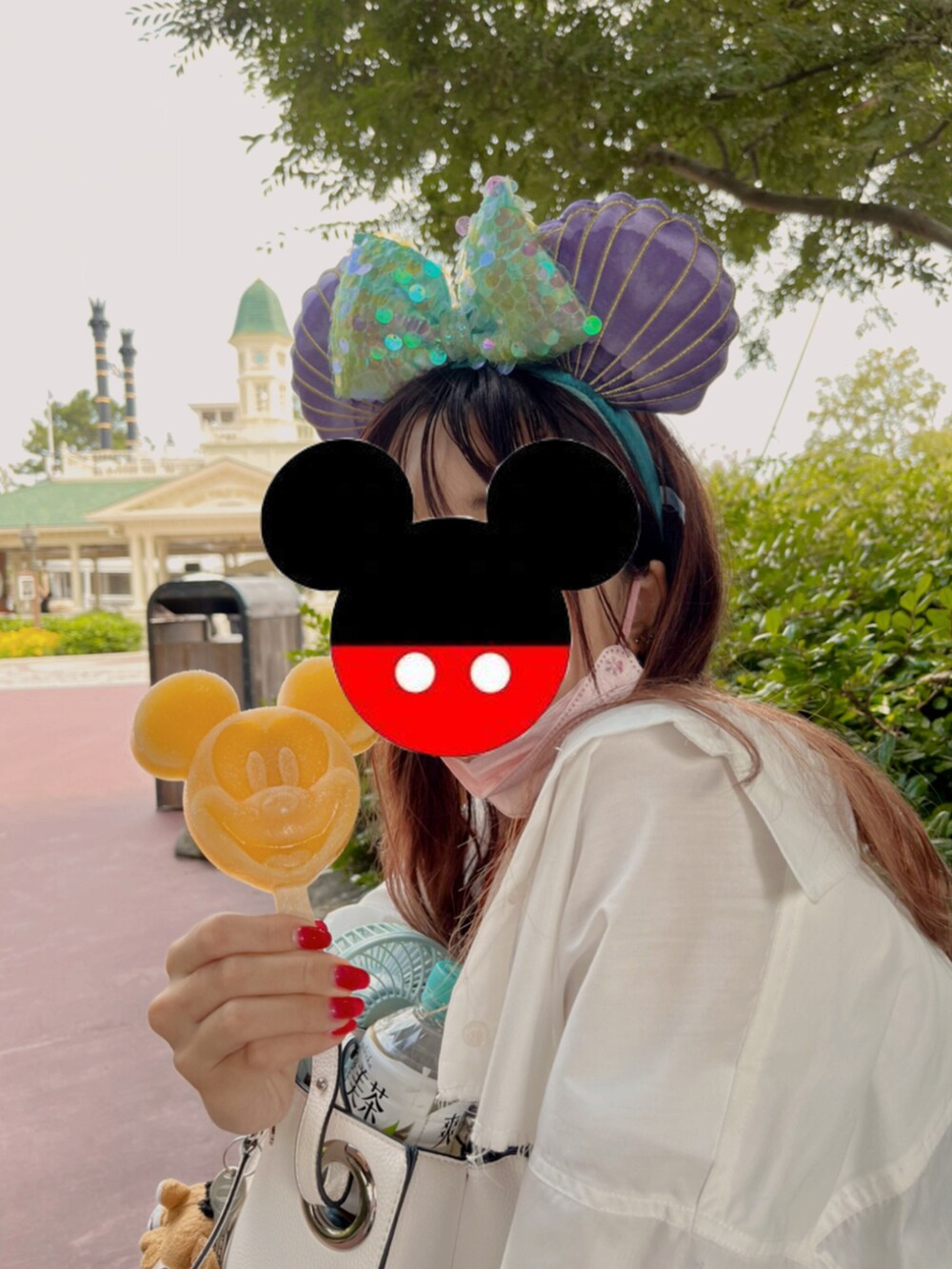 ホワイト系のシャツ/ブラウス、ブラック系のワンピース、ブラック系のサンダルを着用したレディースの夏コーディネートの3枚目の写真