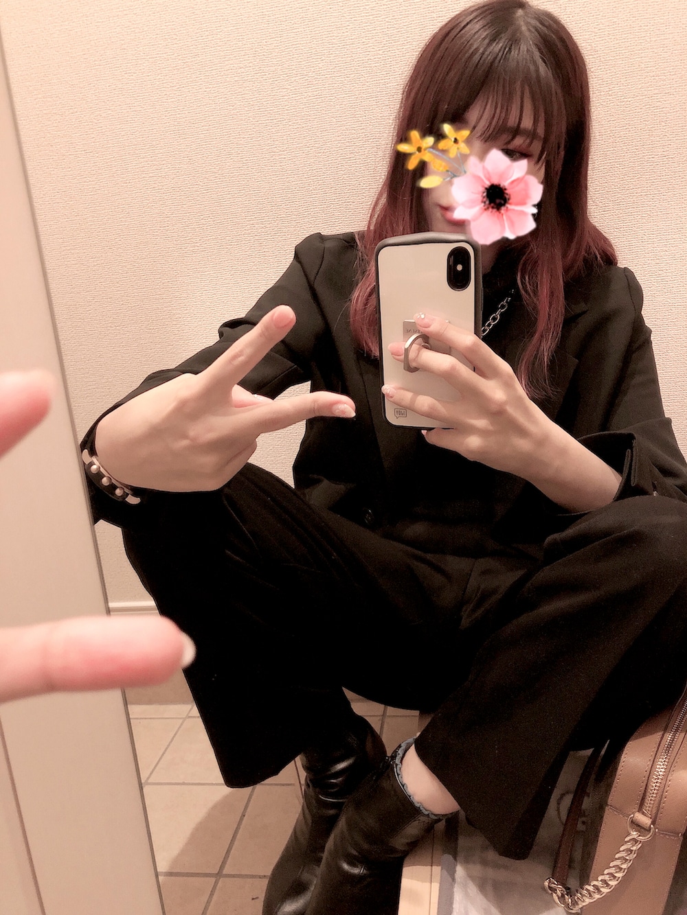 ブラック系のテーラードジャケット、ブラック系のニット/セーター、ブラック系のその他パンツを着用したレディースの春コーディネートの2枚目の写真