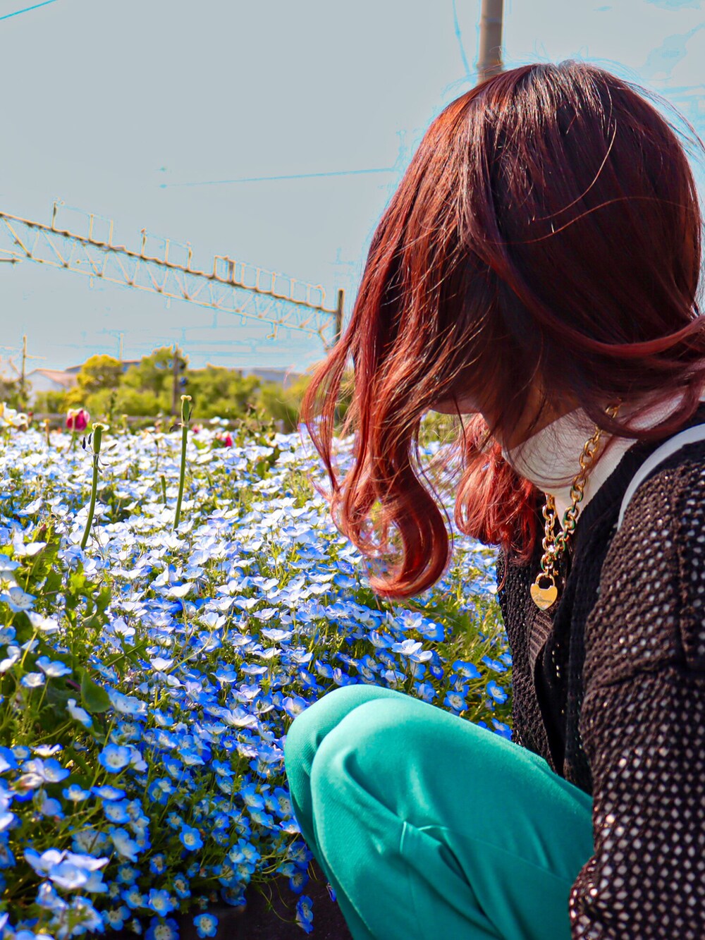 ブラック系のカーディガン/ボレロ、グレー系のバックパック/リュック、グリーン系のスラックスを着用したレディースの春コーディネートの4枚目の写真