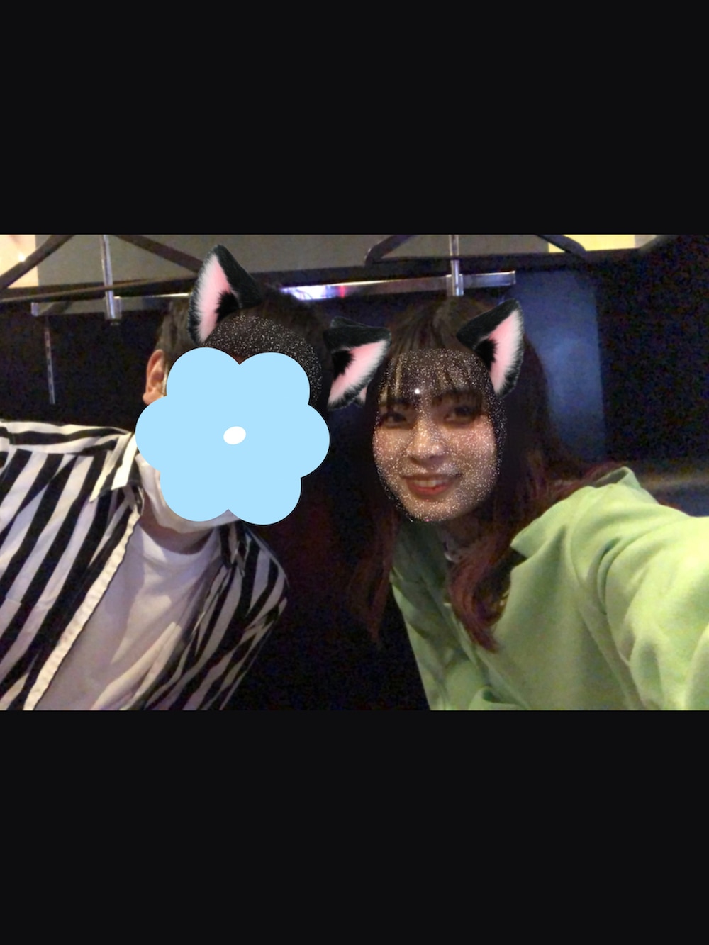 グリーン系のTシャツ/カットソー、ブラック系のスカート、ブラック系のブーツを着用したレディースの春コーディネートの4枚目の写真