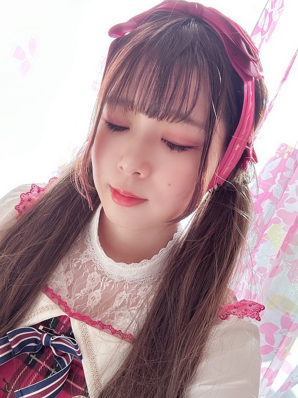 レッド系のジャンパースカート、ホワイト系のシャツ/ブラウス、パープル系のパンプスを着用したレディースの冬コーディネートの2枚目の写真