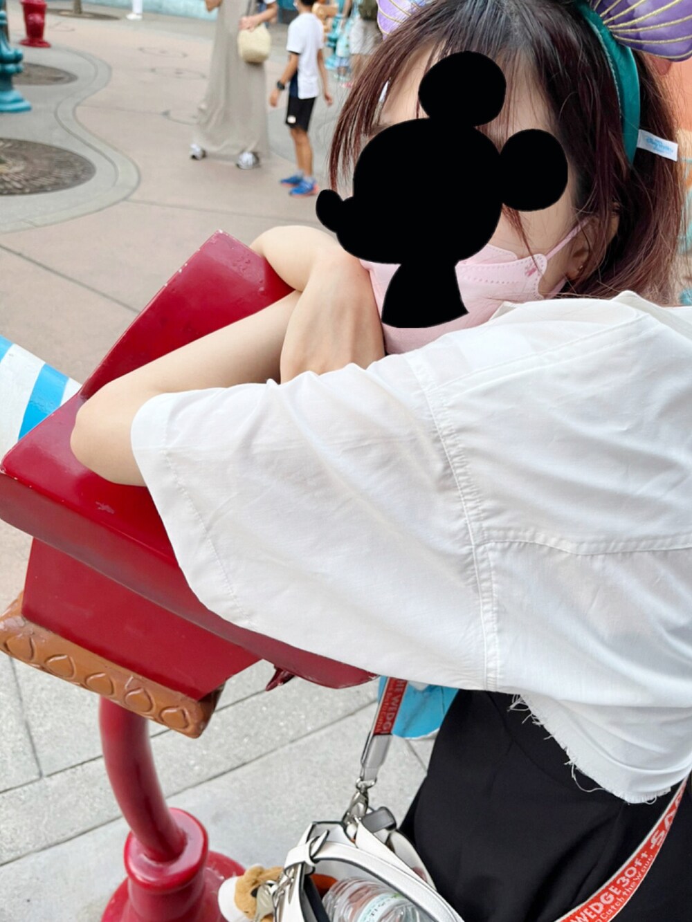 ホワイト系のシャツ/ブラウス、ブラック系のワンピース、ブラック系のサンダルを着用したレディースの夏コーディネートの2枚目の写真