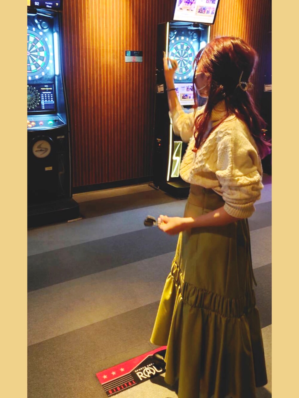 グリーン系のスカート、ホワイト系のニット/セーター、ブラック系のブーツを着用したレディースの冬コーディネートの5枚目の写真