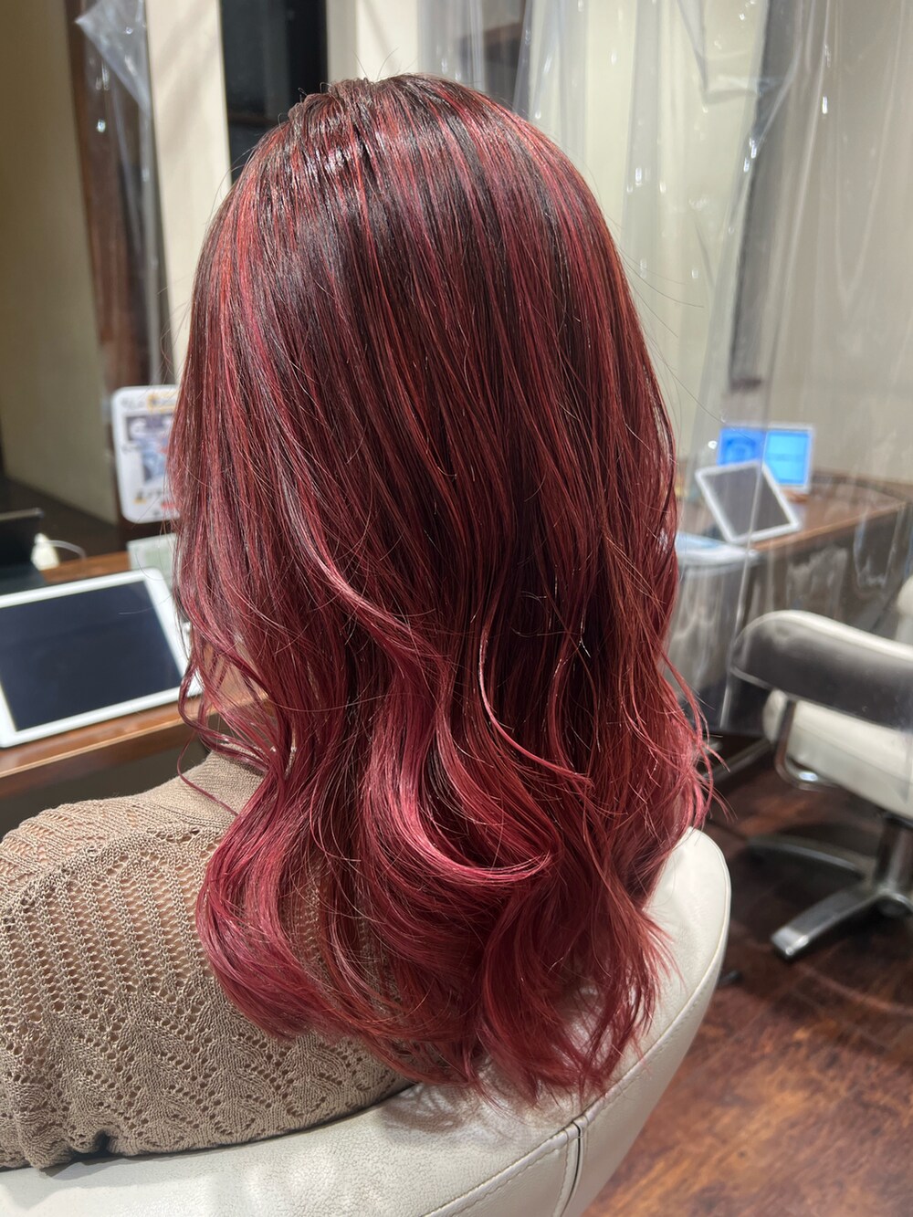 ブルー系のデニムパンツ、ホワイト系のキャミソール、ベージュ系のカーディガン/ボレロを着用したレディースの春コーディネートの2枚目の写真