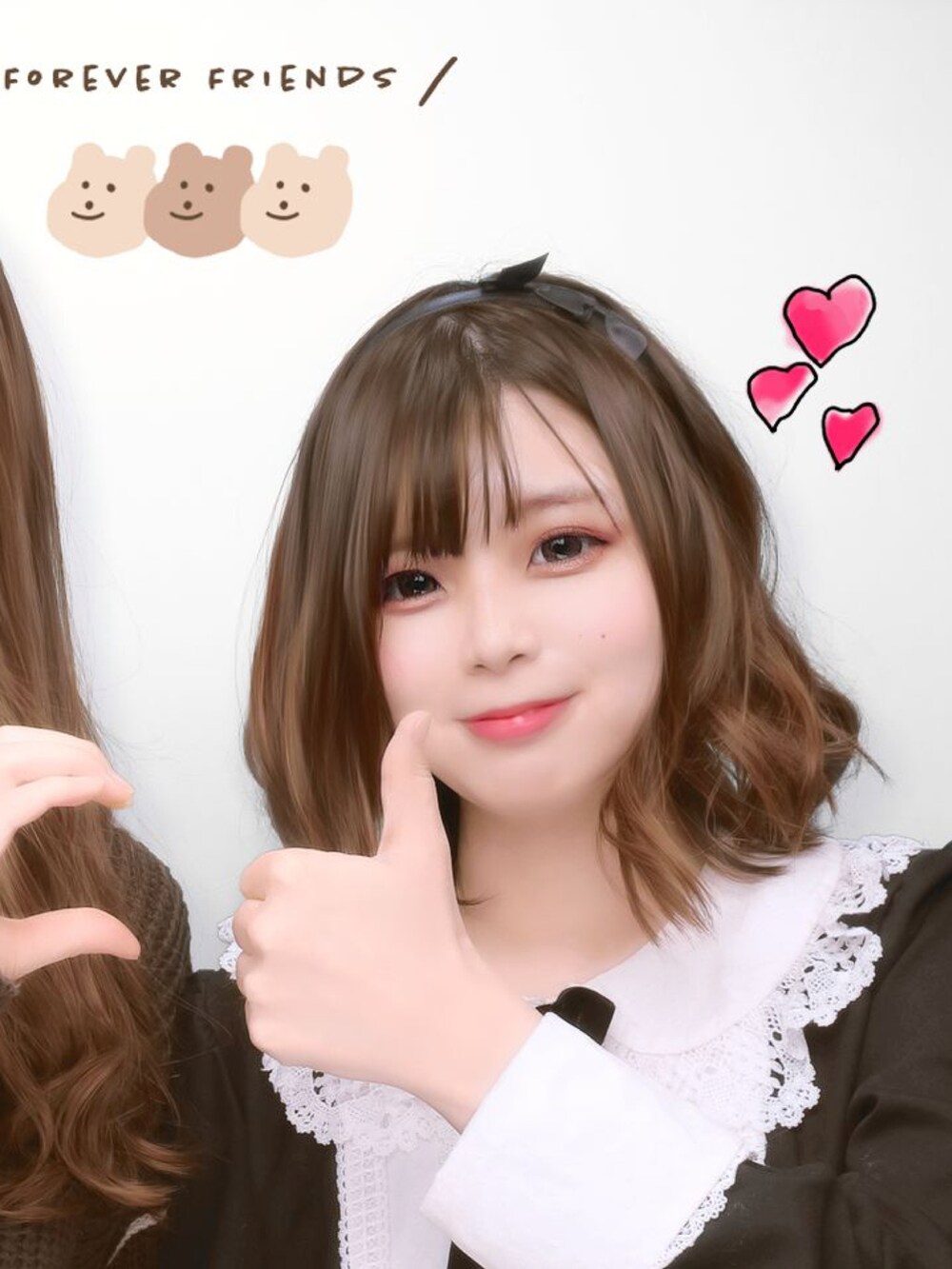 ブラック系のワンピース、ホワイト系のショルダーバッグ、ホワイト系のジャケット/アウターを着用したレディースの冬コーディネートの2枚目の写真
