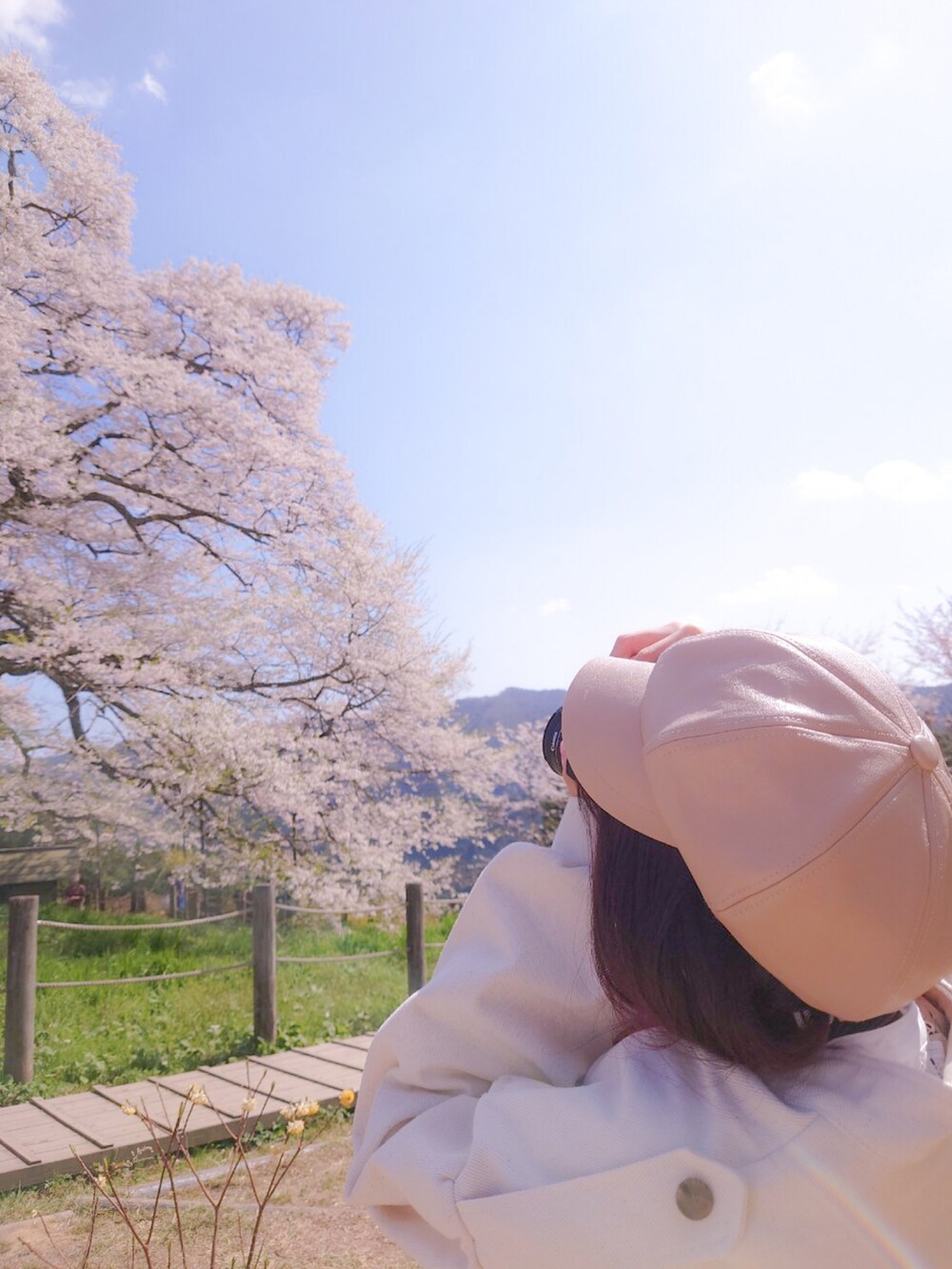 グリーン系のスウェット、ホワイト系のシャツ/ブラウス、ベージュ系のスカートを着用したレディースの春コーディネートの4枚目の写真