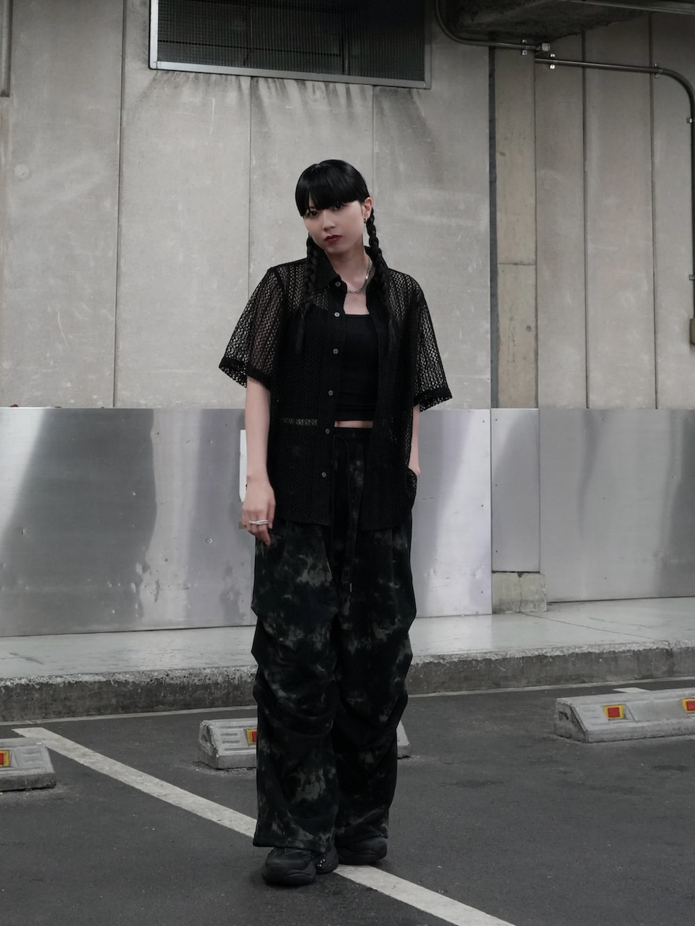 「CASPER JOHNのVarious loose shirts -lace- /バリアスルーズシャツ -レース-（シャツ/ブラウス、ブラック系）」を使った、sayacasperjohnさん（レディース・160cm）の春コーディネートの2枚目の写真