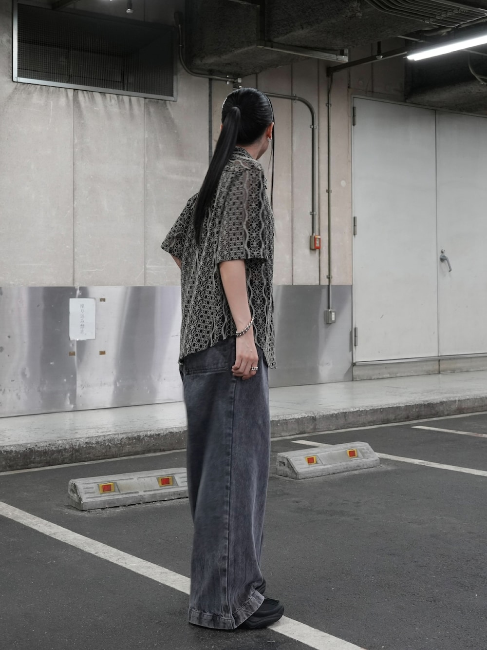 「メンズライク、CASPER JOHN、レースシャツ、透け感、バギーデニム、バギーパンツ、メンズライクコーデ、ワイドパンツ、シャツスタイル、夏ファッション、オトナカジュアル、初夏コーデ」｜「CASPER JOHNのVarious loose shirts -high lace- /バリアスルーズシャツ -ハイレース-（シャツ/ブラウス、ブラック系）」を使った、sayacasperjohnさん（レディース・160cm）の春コーディネートの3枚目の写真