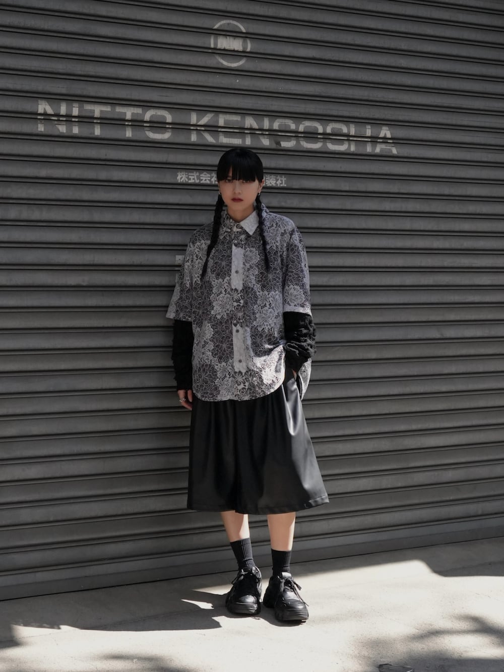 「レイヤードスタイル、夏コーデ、モードストリート、モード、ハーフパンツ、モノトーンコーデ」｜「CASPER JOHNのVarious loose shirts -high lace- /バリアスルーズシャツ -ハイレース-（シャツ/ブラウス、ホワイト系）」を使った、sayacasperjohnさん（レディース・160cm）の春コーディネートの2枚目の写真