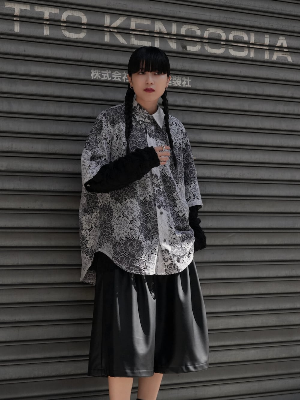 「レイヤードスタイル、夏コーデ、モードストリート、モード、ハーフパンツ、モノトーンコーデ」｜「CASPER JOHNのVarious loose shirts -high lace- /バリアスルーズシャツ -ハイレース-（シャツ/ブラウス、ホワイト系）」を使った、sayacasperjohnさん（レディース・160cm）の春コーディネートの4枚目の写真
