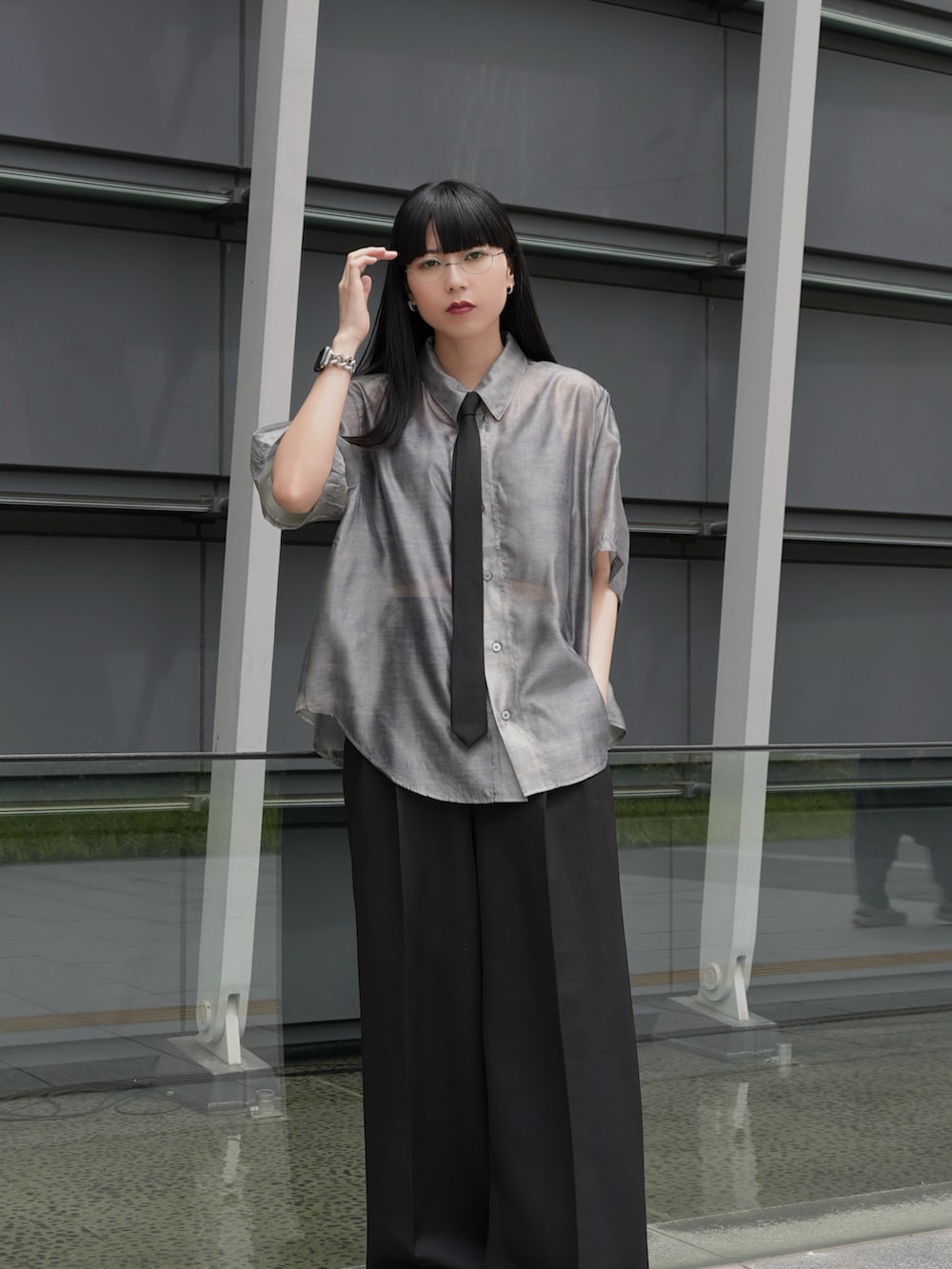 「最近のいい感じコーデ、シアートップス、シアーシャツ、ネクタイ、モード、モノトーンコーデ、めがね、メガネ女子、メンズライク、きれいめカジュアル」｜「CASPER JOHNのVarious loose shirts -sheer- /バリアスルーズシャツ -シアー-（シャツ/ブラウス、ベージュ系）」を使った、sayacasperjohnさん（レディース・160cm）の春コーディネートの4枚目の写真