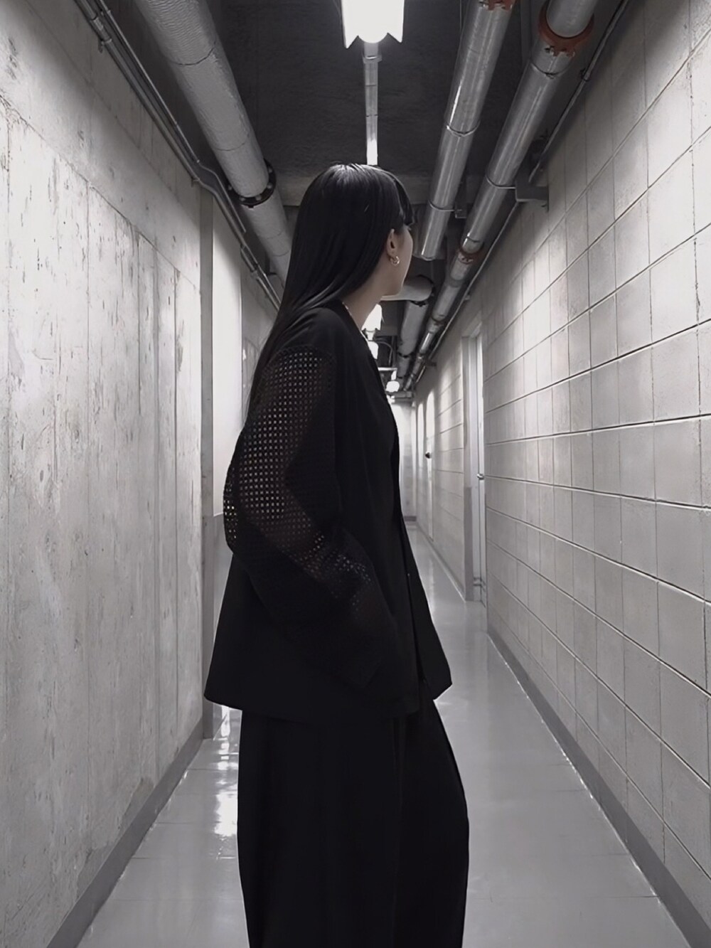 ブラック系のテーラードジャケットを着用したレディースの春コーディネートの2枚目の写真