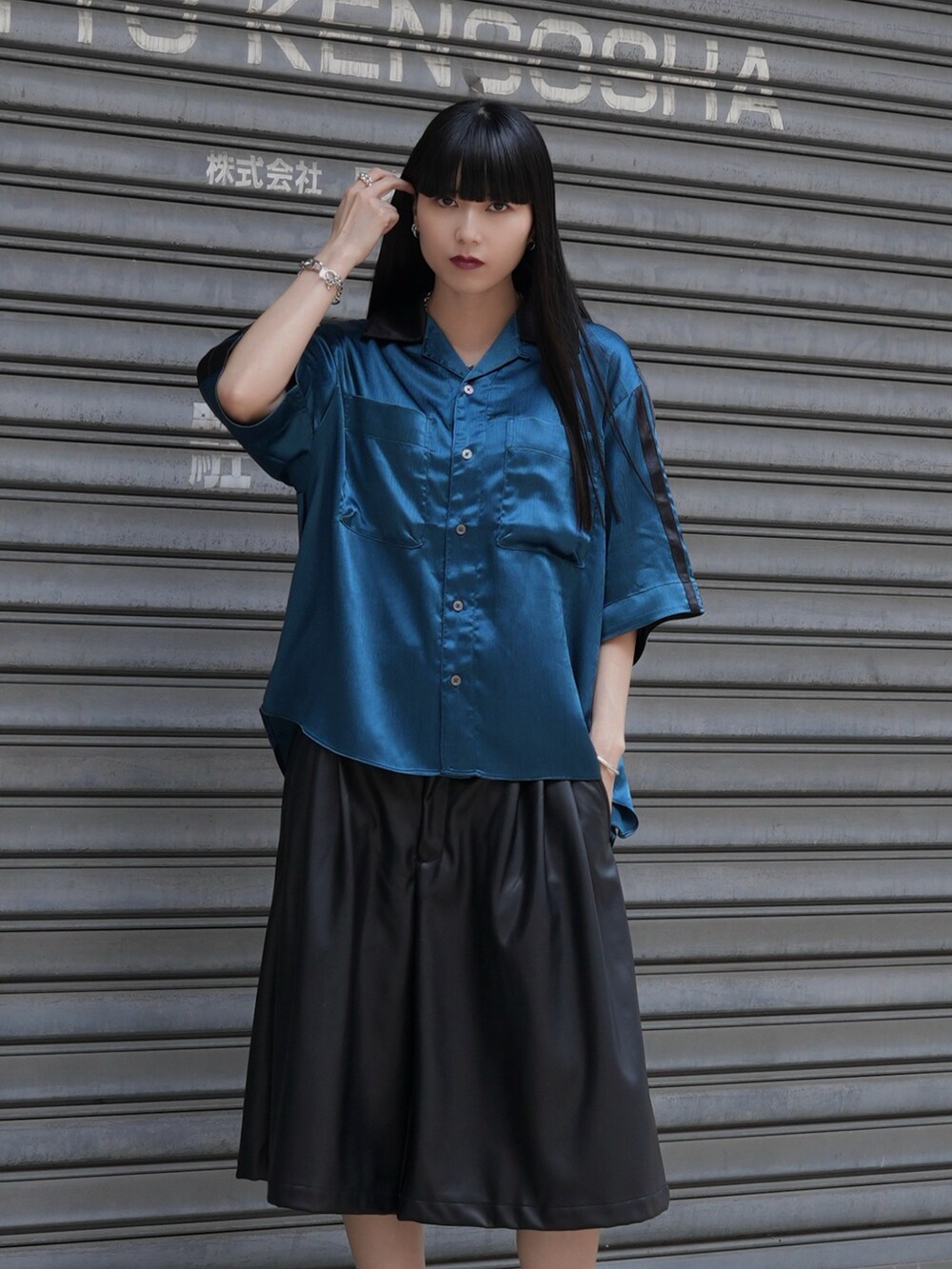「CASPER JOHNのStriped crepe satin bowling shirts/楊柳サテンボーリングシャツ（シャツ/ブラウス、ブルー系）」を使った、sayacasperjohnさん（レディース・160cm）の夏コーディネートの2枚目の写真
