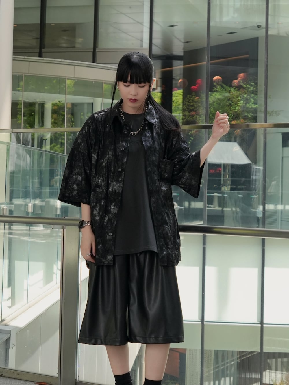 「CASPER JOHNのWasher paint over shirts/ワッシャーペイントオーバーシャツ（シャツ/ブラウス、ブラック系）」を使った、sayacasperjohnさん（レディース・160cm）の春コーディネートの3枚目の写真