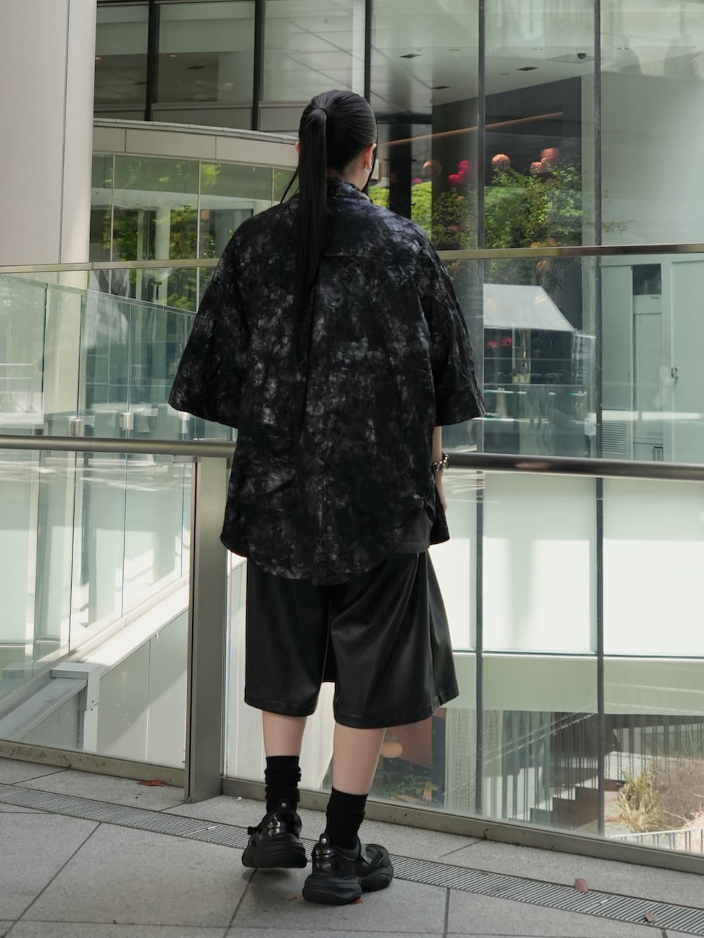 「CASPER JOHNのWasher paint over shirts/ワッシャーペイントオーバーシャツ（シャツ/ブラウス、ブラック系）」を使った、sayacasperjohnさん（レディース・160cm）の春コーディネートの2枚目の写真