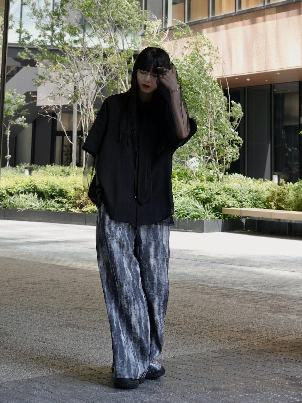 「CASPER JOHNのVarious loose shirts -sheer- /バリアスルーズシャツ -シアー-（シャツ/ブラウス、ブラック系）」を使った、sayacasperjohnさん（レディース・160cm）の夏コーディネートの3枚目の写真