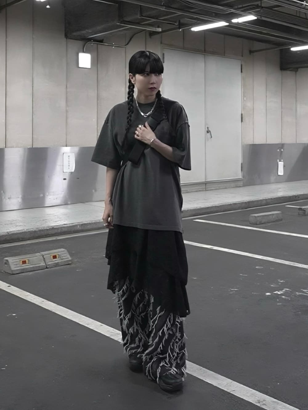 「ショルダーバッグ、パンツコーデ、レイヤードスタイル、ブラックコーデ、フリンジデニム、Tシャツ、プリントT、メンズライク、オーバーサイズ、ビッグシルエット、フリンジ」｜「CASPER JOHNのPigment big print T-shirts/ピグメントビッグプリントTシャツ（Tシャツ/カットソー、ブラック系）」を使った、sayacasperjohnさん（レディース・160cm）の春コーディネートの2枚目の写真