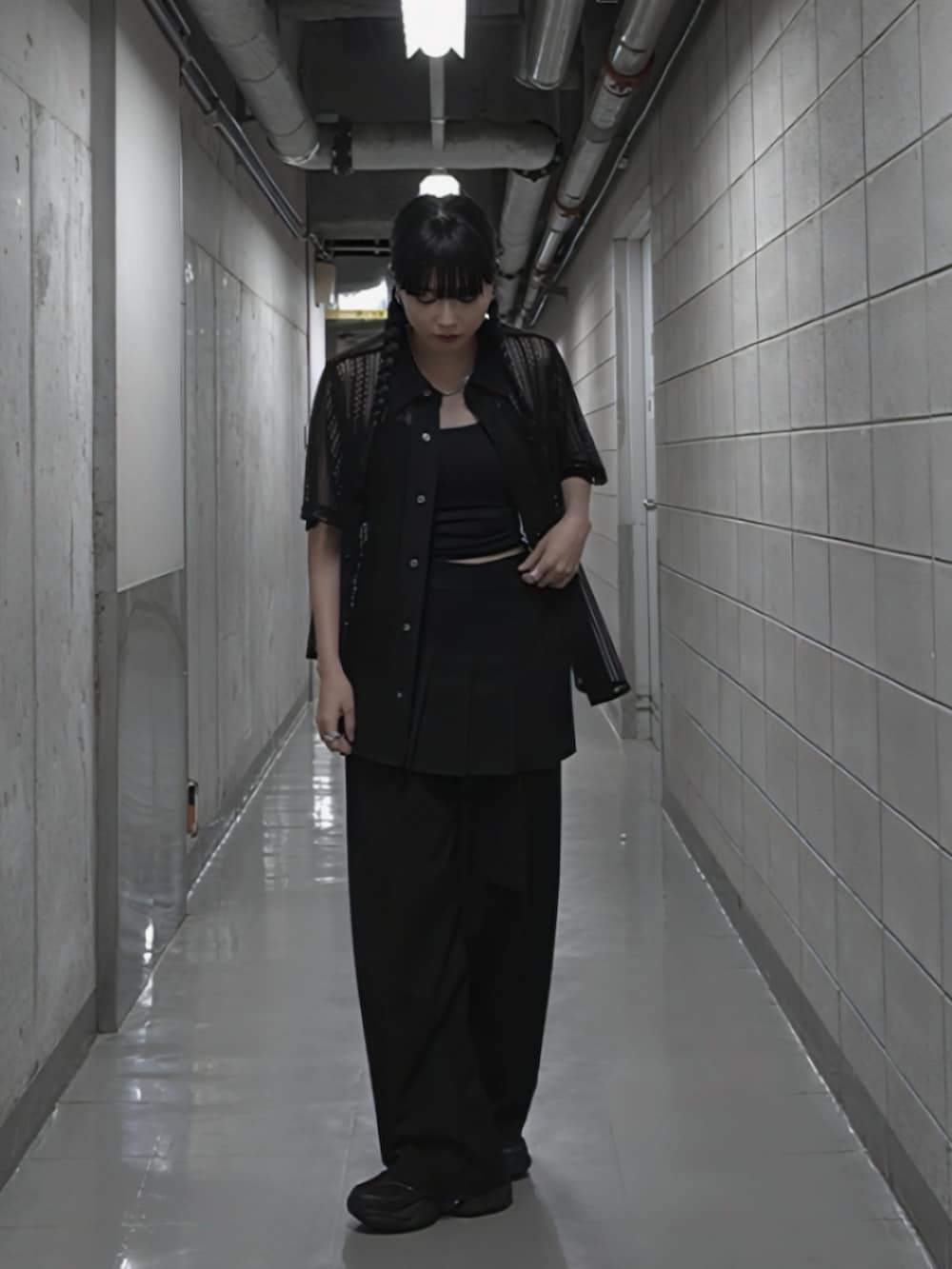 「CASPERJOHN、ブラックコーデ、レイヤードスタイル、レースシャツ」｜「CASPER JOHNのVarious loose shirts -lace- /バリアスルーズシャツ -レース-（シャツ/ブラウス、ブラック系）」を使った、sayacasperjohnさん（レディース・160cm）の春コーディネートの2枚目の写真