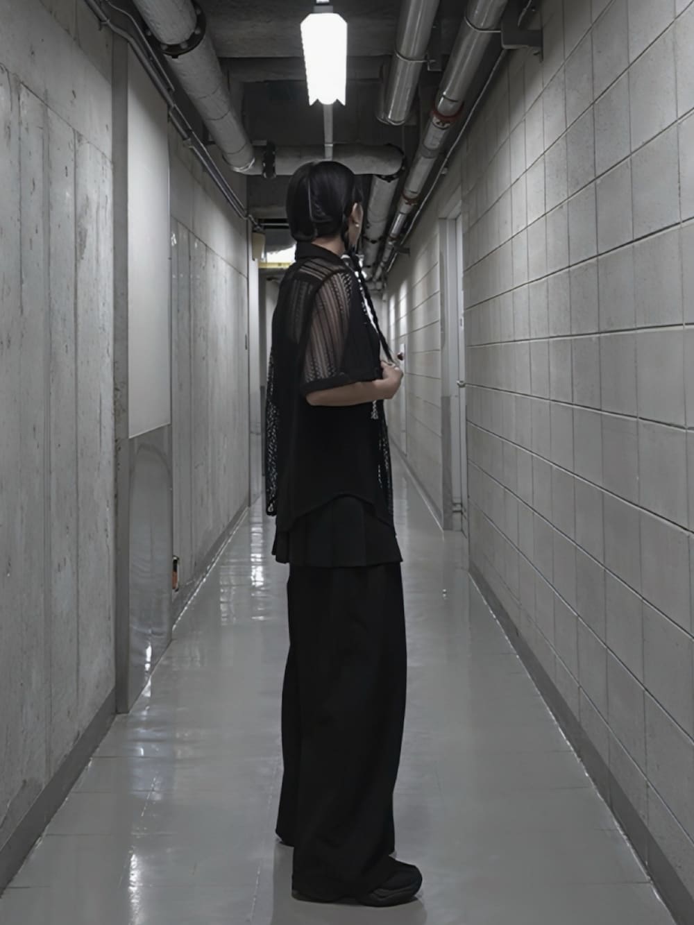 「CASPERJOHN、ブラックコーデ、レイヤードスタイル、レースシャツ」｜「CASPER JOHNのVarious loose shirts -lace- /バリアスルーズシャツ -レース-（シャツ/ブラウス、ブラック系）」を使った、sayacasperjohnさん（レディース・160cm）の春コーディネートの3枚目の写真