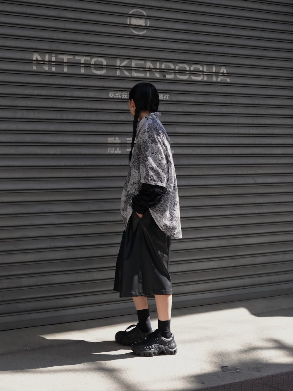 「レイヤードスタイル、夏コーデ、モードストリート、モード、ハーフパンツ、モノトーンコーデ」｜「CASPER JOHNのVarious loose shirts -high lace- /バリアスルーズシャツ -ハイレース-（シャツ/ブラウス、ホワイト系）」を使った、sayacasperjohnさん（レディース・160cm）の春コーディネートの3枚目の写真