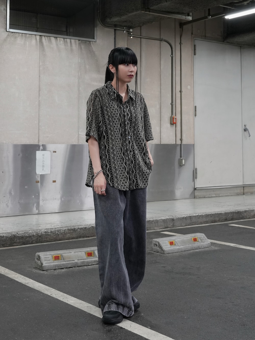 「メンズライク、CASPER JOHN、レースシャツ、透け感、バギーデニム、バギーパンツ、メンズライクコーデ、ワイドパンツ、シャツスタイル、夏ファッション、オトナカジュアル、初夏コーデ」｜「CASPER JOHNのVarious loose shirts -high lace- /バリアスルーズシャツ -ハイレース-（シャツ/ブラウス、ブラック系）」を使った、sayacasperjohnさん（レディース・160cm）の春コーディネートの2枚目の写真
