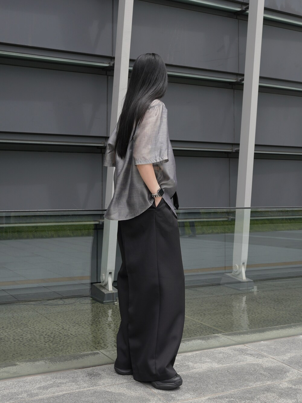 「最近のいい感じコーデ、シアートップス、シアーシャツ、ネクタイ、モード、モノトーンコーデ、めがね、メガネ女子、メンズライク、きれいめカジュアル」｜「CASPER JOHNのVarious loose shirts -sheer- /バリアスルーズシャツ -シアー-（シャツ/ブラウス、ベージュ系）」を使った、sayacasperjohnさん（レディース・160cm）の春コーディネートの3枚目の写真