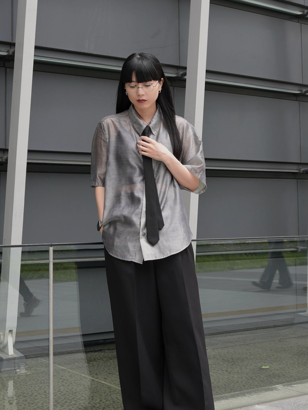 「最近のいい感じコーデ、シアートップス、シアーシャツ、ネクタイ、モード、モノトーンコーデ、めがね、メガネ女子、メンズライク、きれいめカジュアル」｜「CASPER JOHNのVarious loose shirts -sheer- /バリアスルーズシャツ -シアー-（シャツ/ブラウス、ベージュ系）」を使った、sayacasperjohnさん（レディース・160cm）の春コーディネートの2枚目の写真