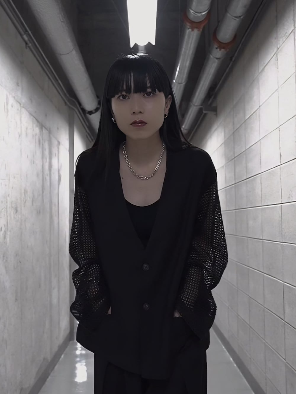 ブラック系のテーラードジャケットを着用したレディースの春コーディネートの3枚目の写真